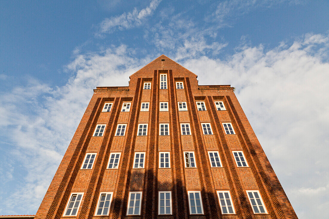 Haus der Wissenschaft, Ziegelbau, spätexpressionistische Architektur mit roten Ziegel, Schmuckziegel, gebaut in der NS-Zeit, Technische Universität Braunschweig, Pockelstrasse, ehemalige PH Pädagogische Hochschule, Braunschweig, Niedersachsen, Deutschland