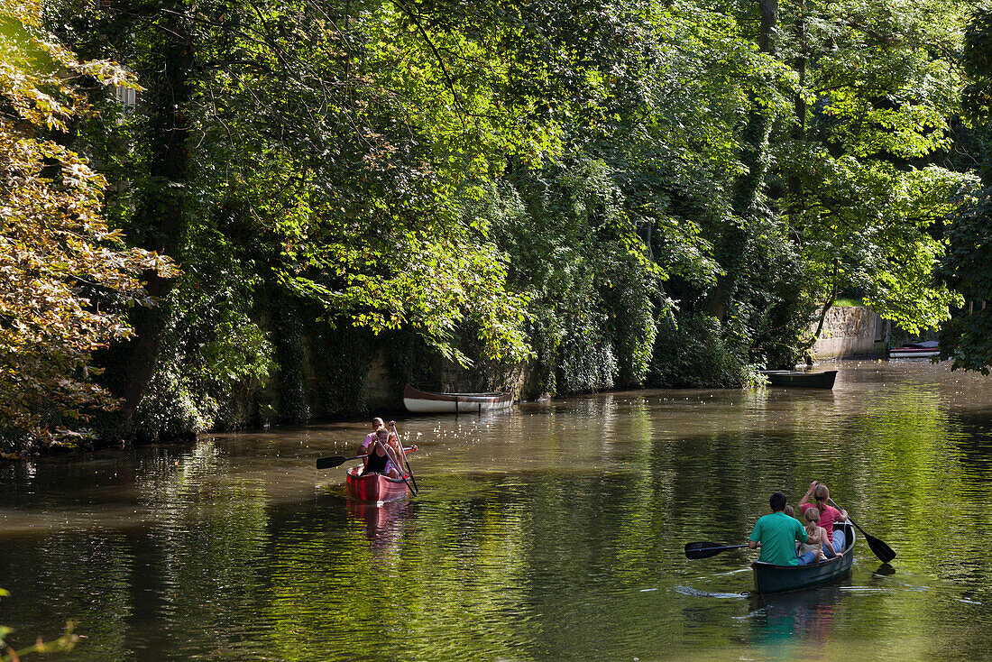 Oker Wallanlagen, Rudern und paddeln entlang der Oker, Braunschweig, Niedersachsen, Deutschland