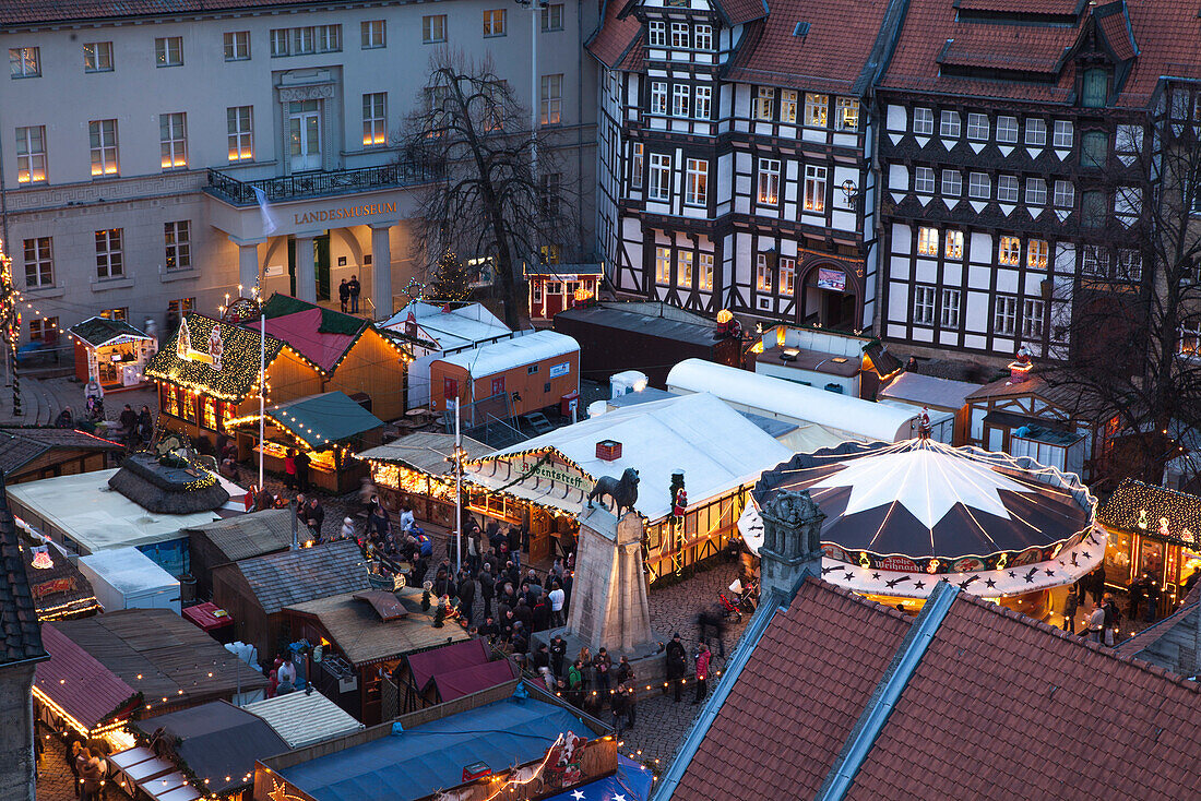 Weihnachtsmarkt auf dem Burgplatz, Abendstimmung, Blick vom Rathaus über Burgplatz und Dom, Heinrich der Löwe, Braunschweig, Niedersachsen, Deutschland