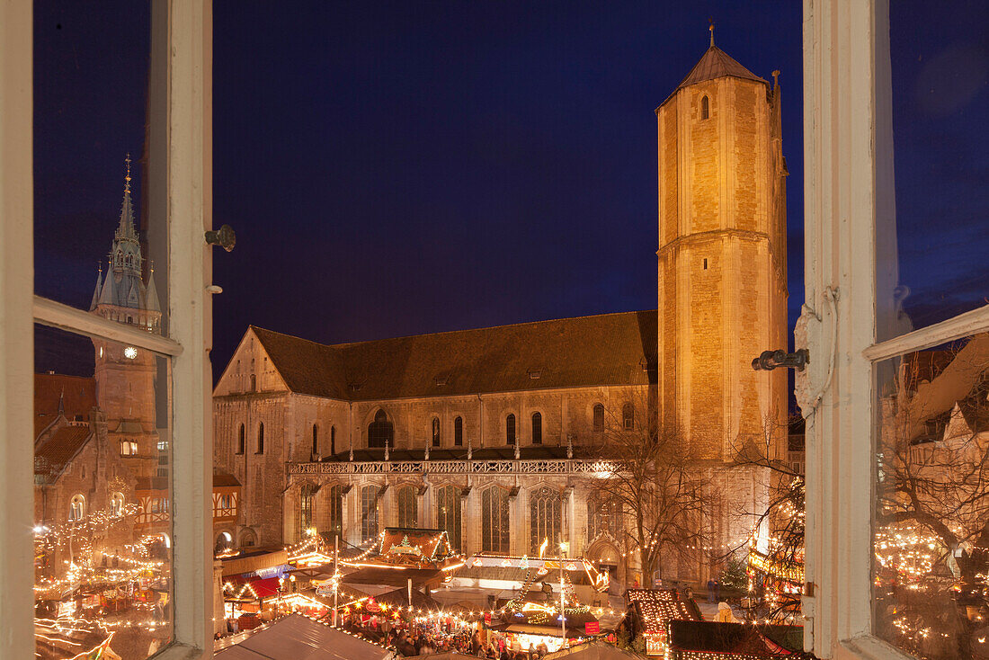 Blick aus Handelskammer über Burgplatz und Dom, Braunschweiger Weihnachtsmarkt auf dem Burgplatz, Braunschweiger Innenstadt, Burgplatz und Dom, Blaue Stunde, Heinrich der Löwe, Braunschweig, Niedersachsen, Deutschland