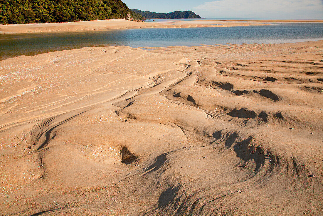 Sandbank mit Riffeln im goldenen Sand,Awaroa Inlet,Abel Tasman Nationalpark,Abel Tasman Coastal Track,Great Walks,Wanderweg im Norden der Südinsel,Südinsel,Neuseeland