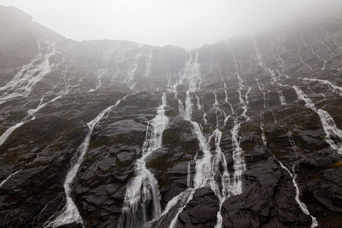 Milford Sound,Felsenwand nach Regenschauer,Wasserkaskaden nach Regen,Wolkenbruch,Milford Sound,Südinsel,Neuseeland