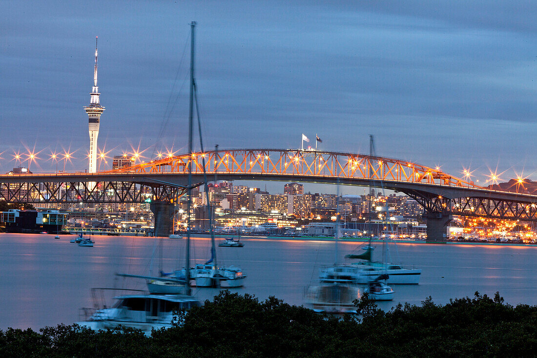 Auckland Hafenbrücke und Skyline im Abendlicht,Auckland Bridge mit City im Hintergrund,Segelboote im Hafen,Auckland,Nordinsel,Neuseeland