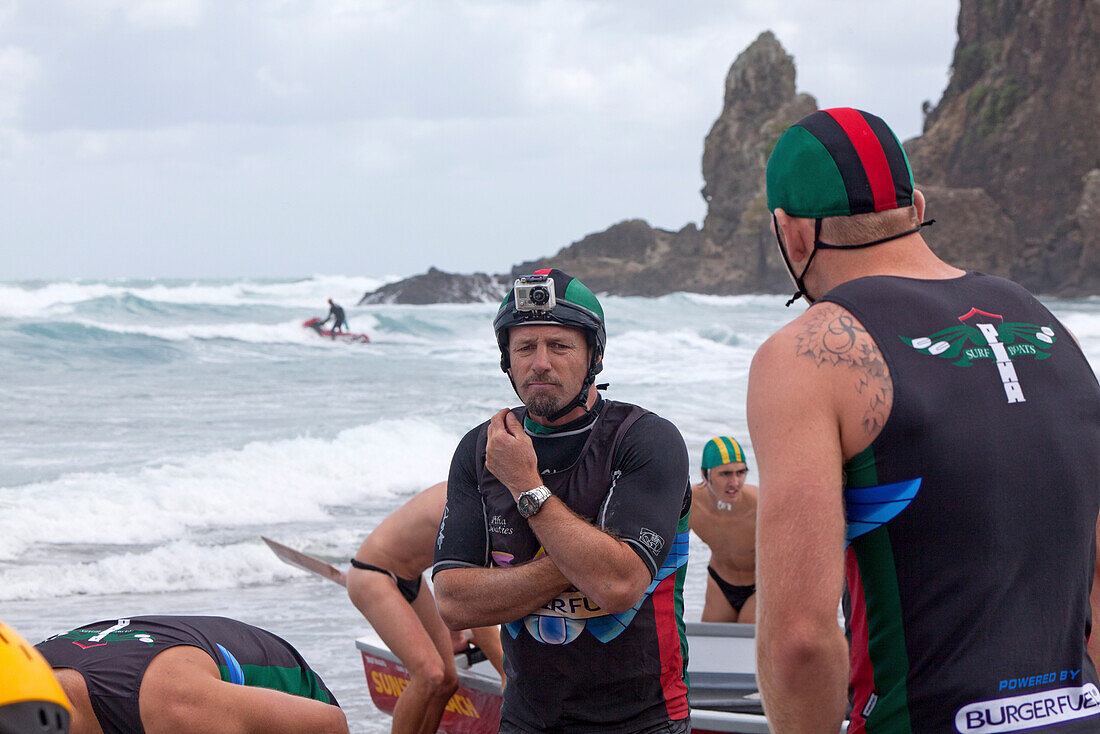 Surfboot-Rennen mit Steuermann Mark Bourneville,während Wettbewerb an der Westküste,Rettungsschwimmer,Piha Beach,Auckland region,Nordinsel,Neuseeland