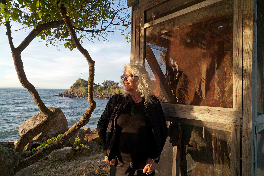 Restaurantbesitzerin Fleur Sullivan vor Fleurs Place,sehr beliebtes Fischrestaurant Fleurs Place,Wellblecharchitektur,Moeraki,Südinsel,Neuseeland