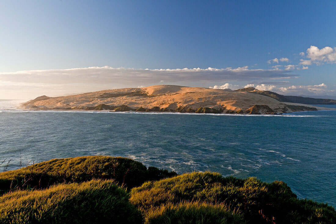 Eingang zum Hokianga Harbour mit gefährlichen Strömungen,riesige Wanderdünen auf gegenüberliegender Halbinsel,Meerenge,Northland,Nordinsel,Neuseeland