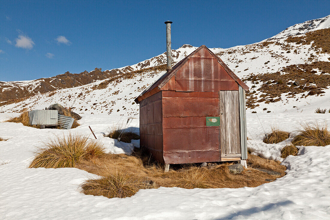 historische Goldgräber Hütte im Schnee,Pionierhütte im Gebirge,Wellblech,bei Queenstown,Südinsel,Neuseeland
