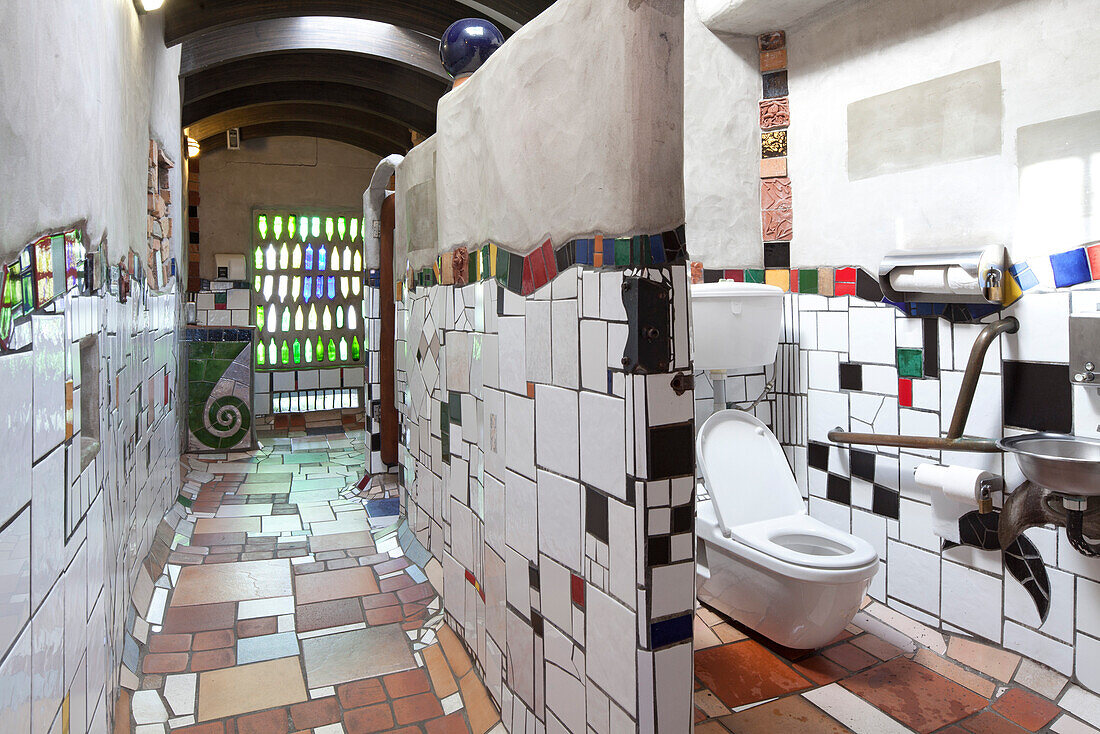 Hundertwasser Toiletten in Kawakawa,Kunstwerk,Fliesen,Kawakawa,Northland,Nordinsel,Neuseeland