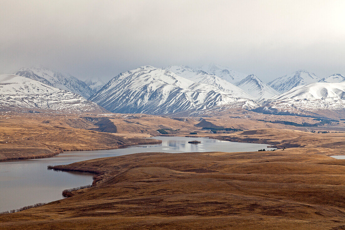 Panorama am Mt John,Karge Winterlandschaft bei Lake Alexandrina,Tekapo,Südinsel,Neuseeland