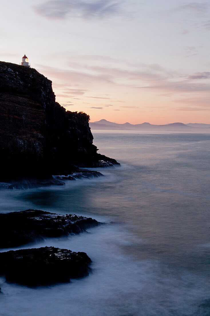 Taiaroa Head Leuchtturm über Klippen im Abendlicht,Otago Halbinsel,blaue Stunde,Abendrot,Otago,Südinsel,Neuseeland