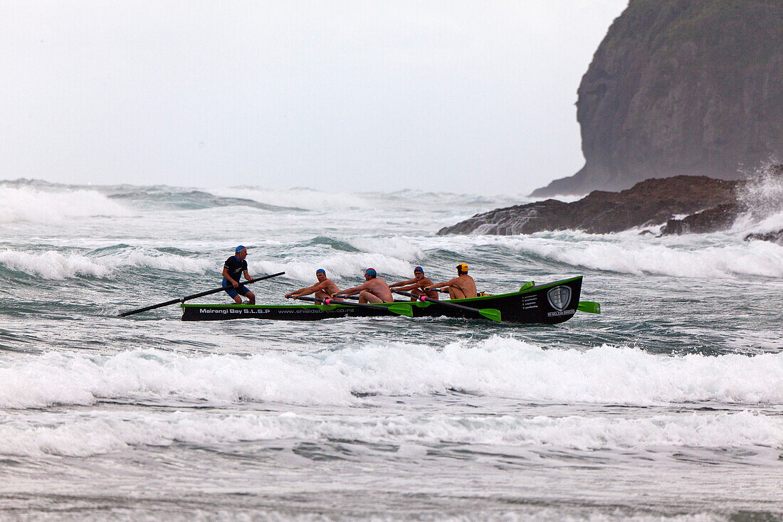 Surfboot-Rennen,Ritt durch rauhe See,Rettungsruderer,Piha Beach,Day of the Giants,Nordinsel,Neuseeland