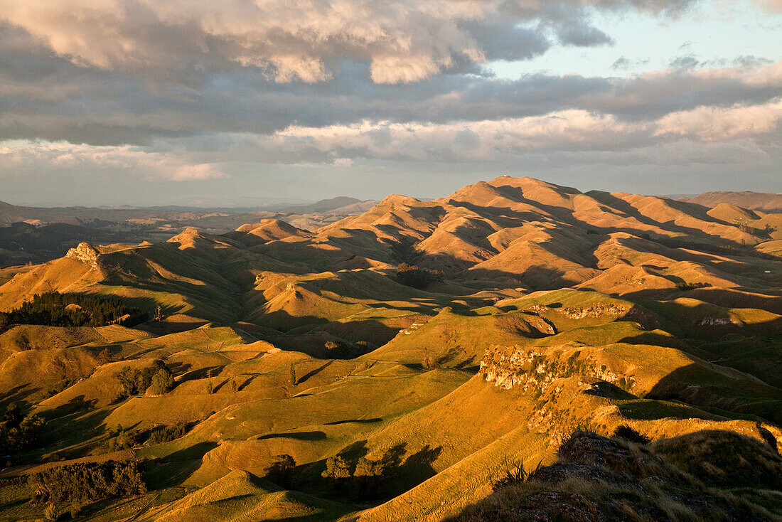 blocked for illustrated books in Germany, Austria, Switzerland: View from the ridge of Te Mata Peak over hill country, Havelock North, Hawkes Bay, North Island, New Zealand