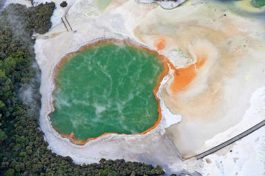 Champagne Pool aus der Luft,Kohlendioxyd-Gasblasen,Mineralien geben dem See die extremen Farben,Waio-tapu Kratersee,Thermalpark bei Rotorua,North Island,Neuseeland