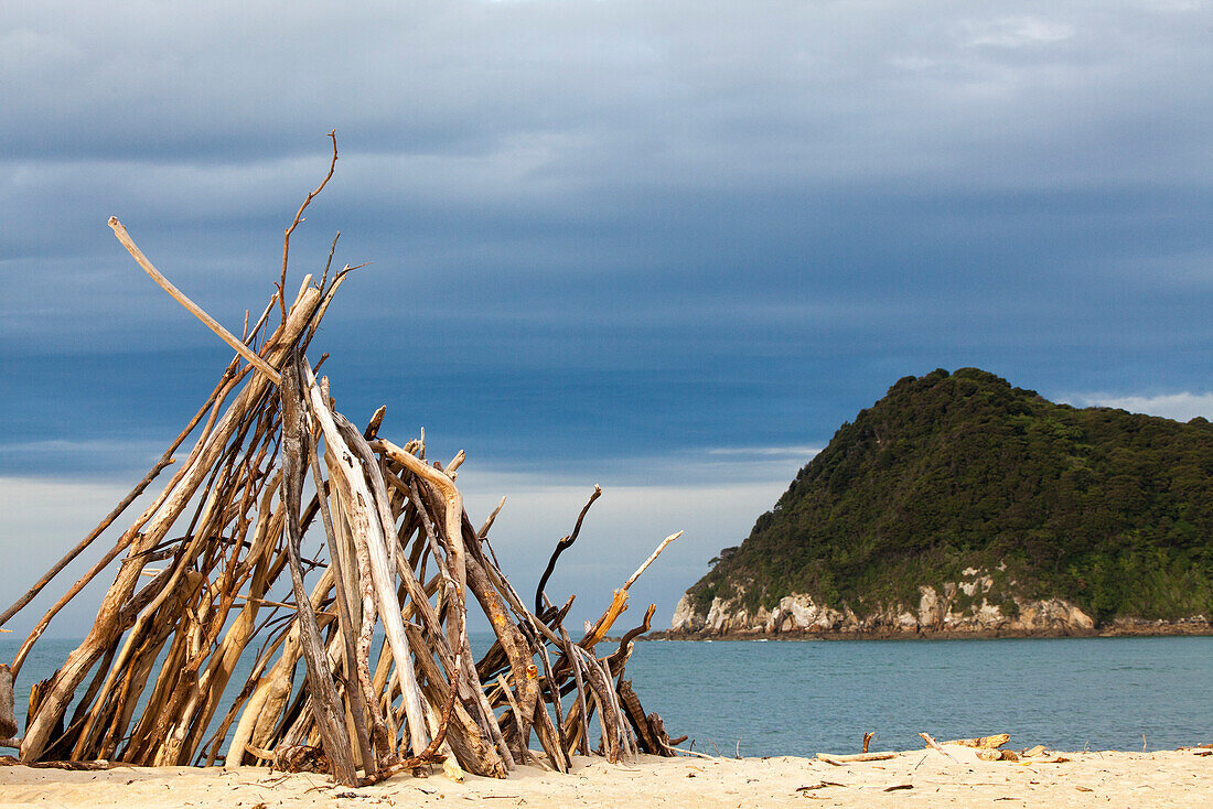 Treibholz Tipi, Awaroa, Abel Tasman Coastal Track, einer der beliebtesten Wanderungen, NZ's Great Walks, Abel Tasman Nationalpark, Südinsel, Neuseeland