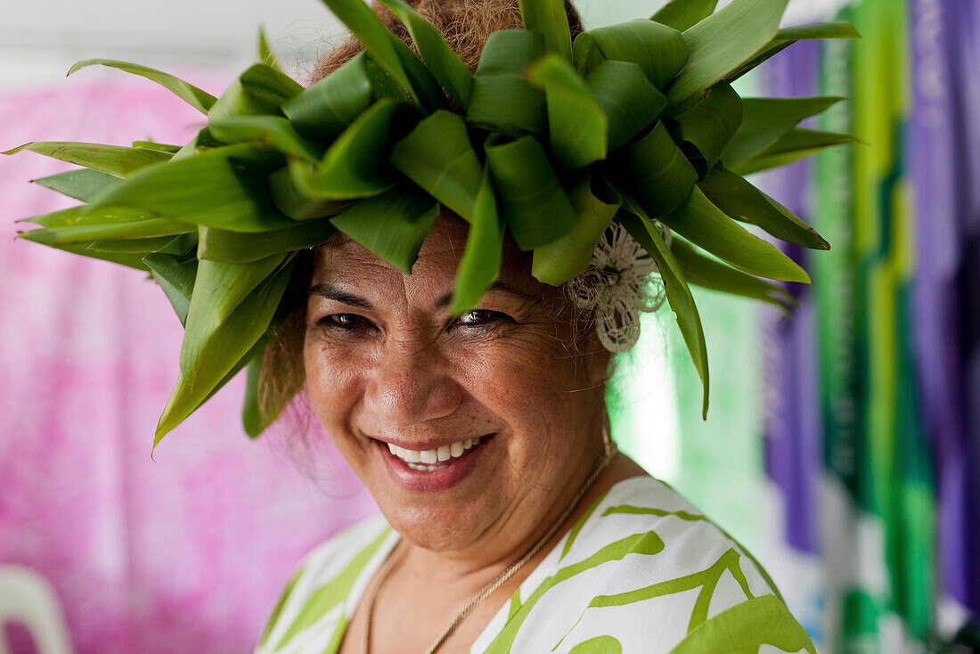 Portrait einer Frau, Pacifica Mamas, Pacific islander Frau mit Kopfschmuck, Pasifika Festival, Auckland, Nordinsel, Neuseeland