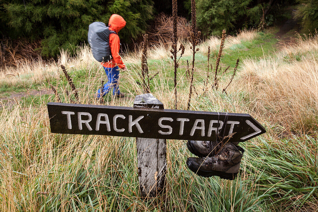 Schild mit Wanderstiefel, Anfang der Banks Track private walk, Banks Peninsula, Canterbury, Südinsel, Neuseeland