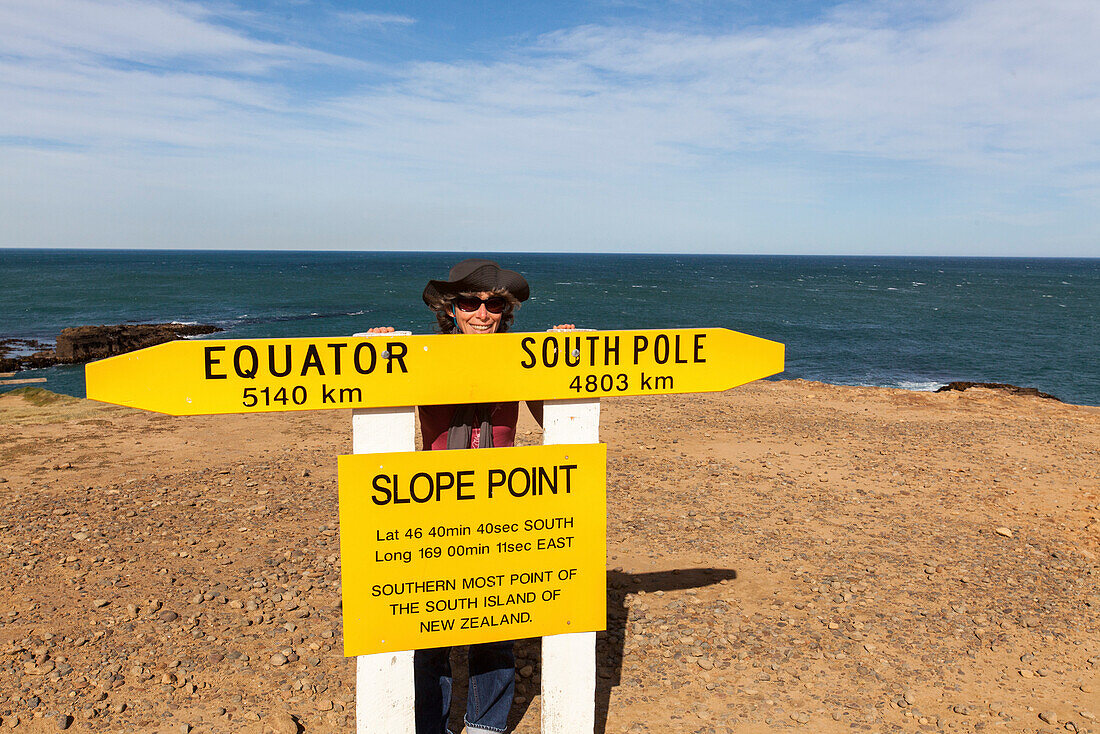 Hinweisschild mit Entfernungsangaben, südlichster Punkt, Südende der neuseeländischen Südinsel, Slope Point, Catlins, Südinsel, Neuseeland