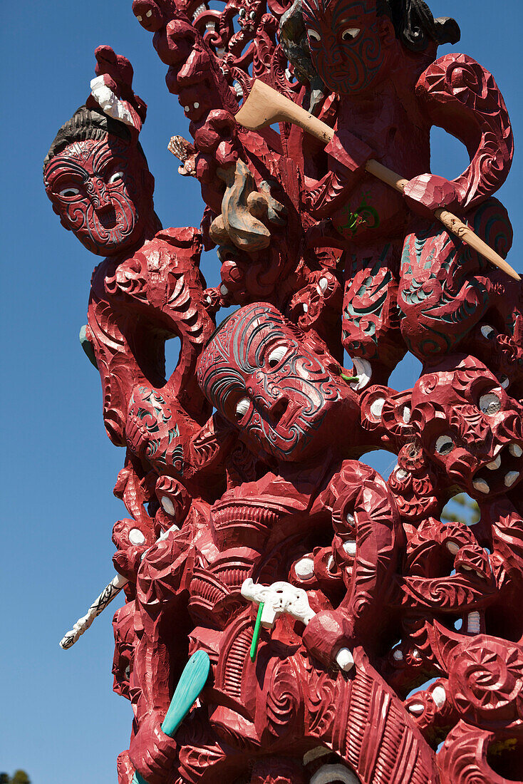 Traditionelles Eingangstor zu einer Schule mit Maori-Schnitzereien, Schnitzer ist Wi Kuki King, Torere am East Cape, Nordinsel, Neuseeland