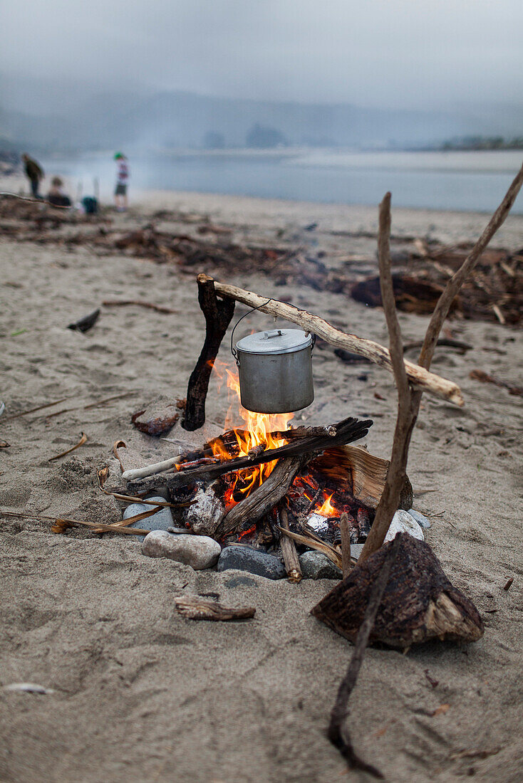 Kochen über Lagerfeuer, Lagerfeuer einer Schulklasse, Schulausflug, Südinsel, Neuseeland