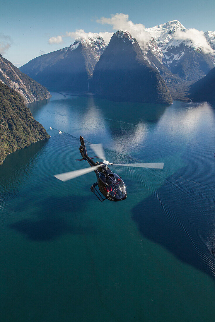Milford Sound aus der Luft mit Hubschrauber, Milford Sound, Mitre Peak, Helikopter im Flug, Fiordland Nationalpark, Südinsel, Neuseeland