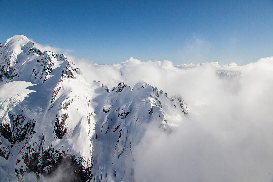 Helikopter Flug über Southern Alps mit Nebelschwaden,Bryneira Range,Südinsel,Neuseeland