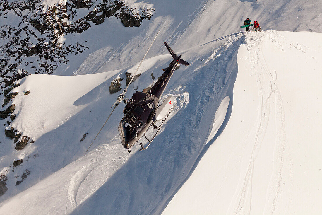 Luftaufnahme,Hubschrauber landet mit Skifahrer und Snowboarder,Sturzflug Helikopter,Heliskiing bei Queenstown,Südinsel,Neuseeland