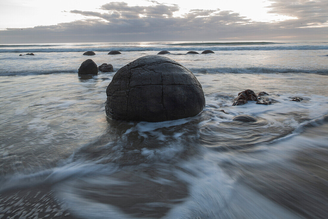 Moeraki Boulders,Langzeitaufnahme,legendäre kugelförmig Konkretionen,Riesenmurmeln,Steinkugeln,Versteinerung,runde Steine am Strand,Otago,Südinsel,Neuseeland