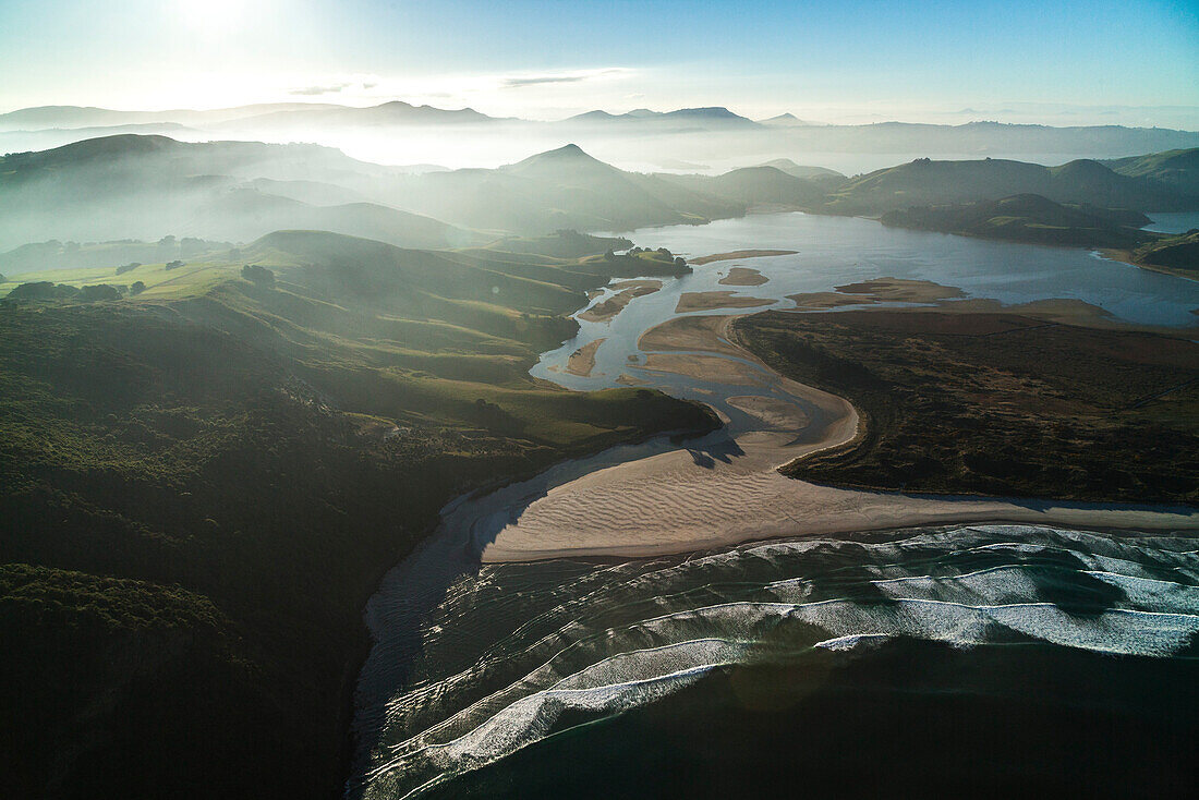 Luftaufnahme der Otago Halbinsel mit Allans Beach und Hoopers Inlet, Gegenlicht, Otago Peninsula, Südinsel, Neuseeland