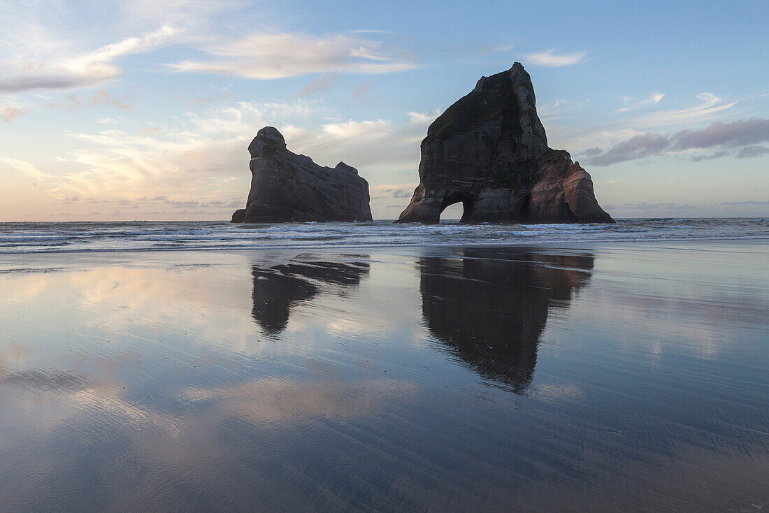Wharariki Strand und Archway Islands mit Spiegelung,Sandstrand bei Ebbe,Westküste,Südinsel,Neuseeland