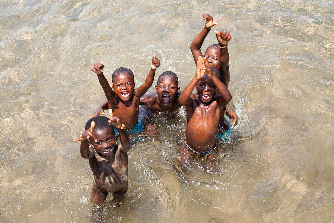 Afrikanische Kinder beim Baden, Dorf Kalilani, Tanganjika See, Mahale Mountains Nationalpark, Tansania, Ostafrika, Afrika