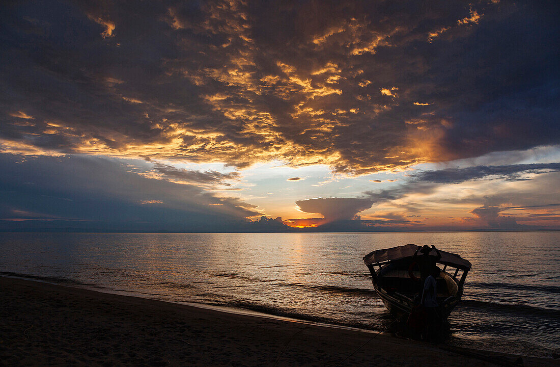 Sonnenuntergang über dem Tanganjika See, Mahale Mountains Nationalpark, Tansania, Ostafrika, Afrika