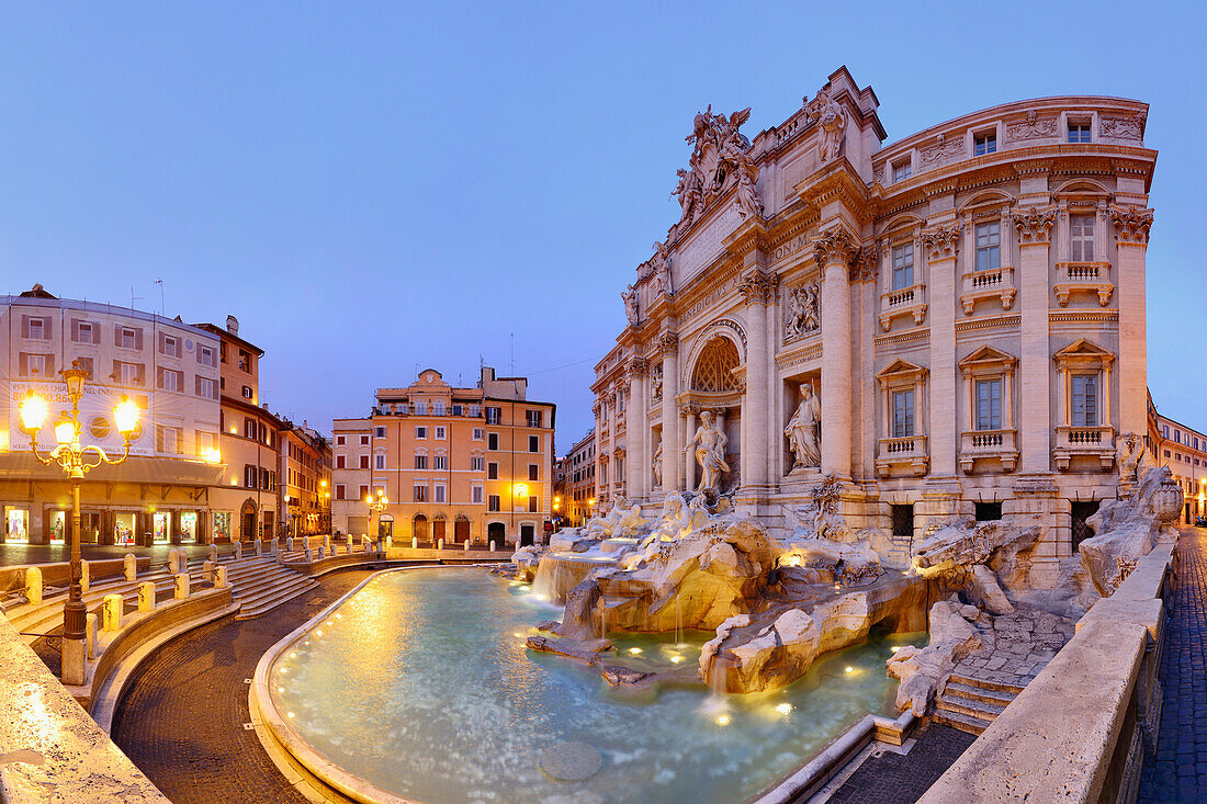 Panorama von Trevi Brunnen, Fontana di Trevi, beleuchtet, Rom, UNESCO Weltkulturerbe Rom, Latium, Lazio, Italien
