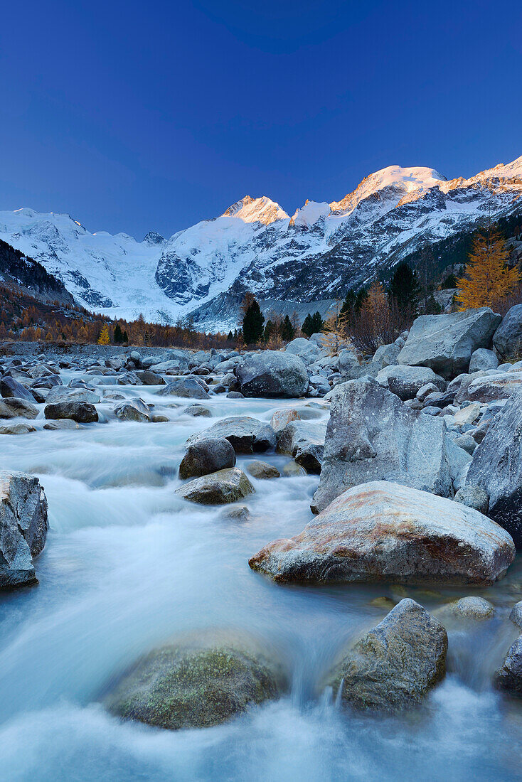 Bach fließt durch Morteratschtal im Morgenlicht mit Berninagruppe im Hintergrund, Bernina, Engadin, Graubünden, Schweiz