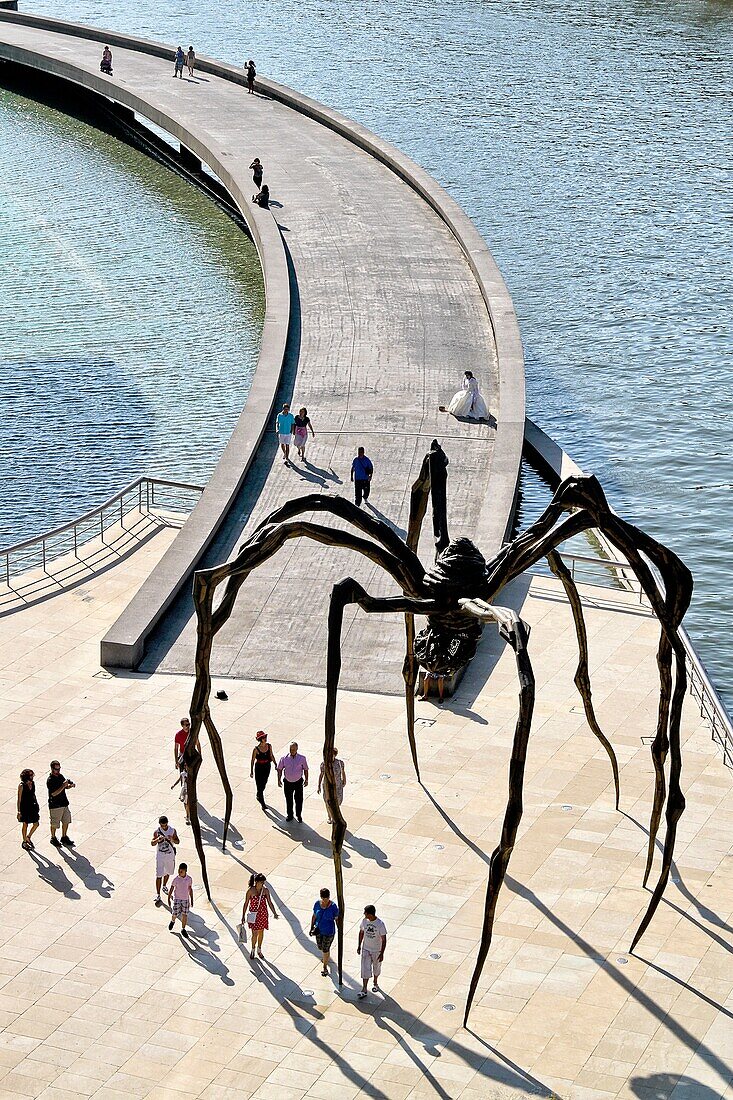 The sculpture Mama by Louis Bourgeois at the Guggenheim Museum, Bilbao, Spain