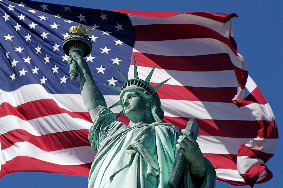 Freiheitsstatue, Montage mit amerikanischer Flagge, Staten Island, New York City, USA