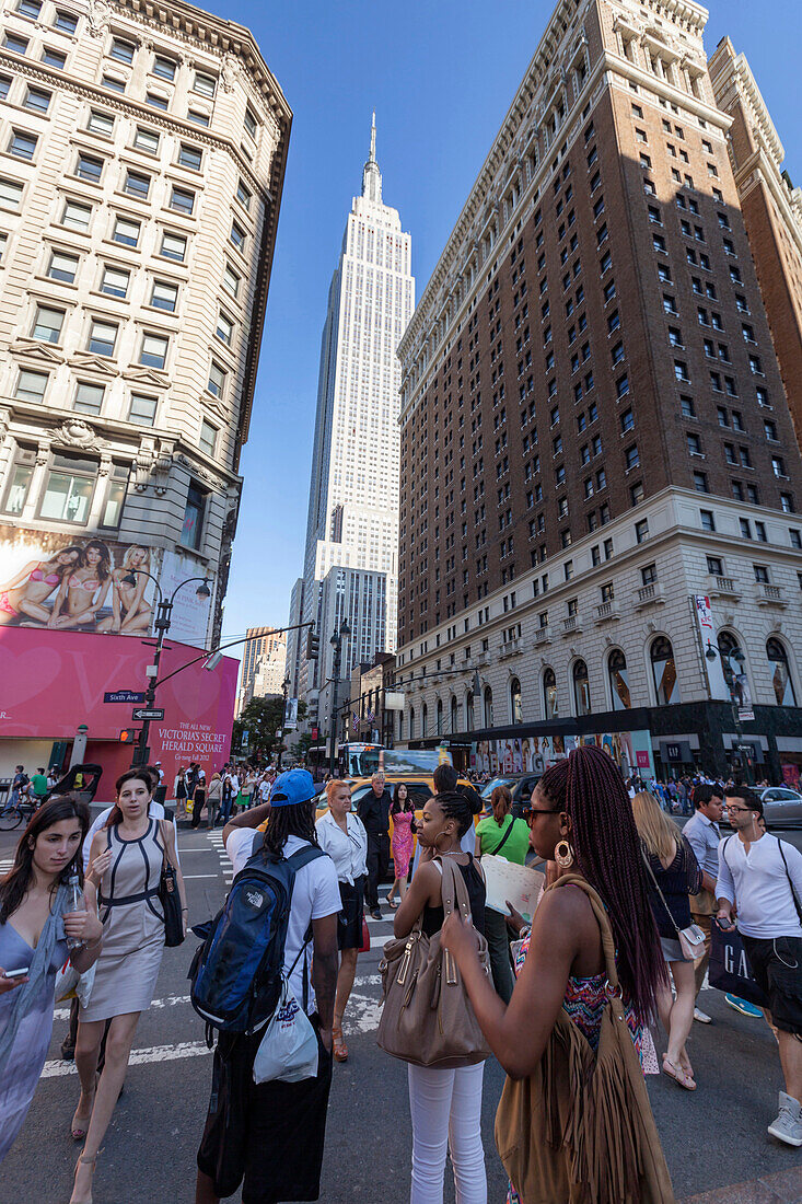 Touristinen in der Straße, Empire State Building, Manhattan, New York