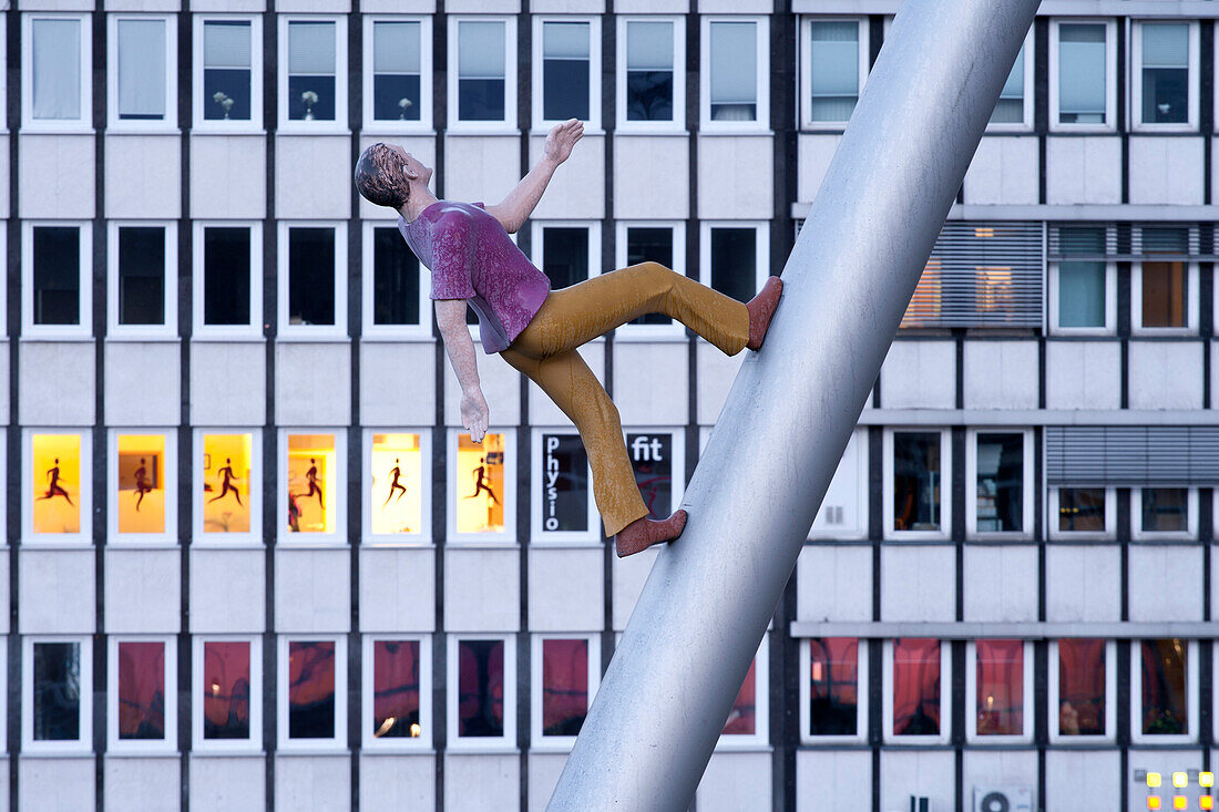 Kunstwerk Himmelsstürmer, Man walking to the sky, das der Künstler Jonathan Borofsky anlässlich der documenta IX im Jahr 1992 erschaffen hat, Rainer-Dietrichs-Platz, Kassel, Hessen, Deutschland, Europa
