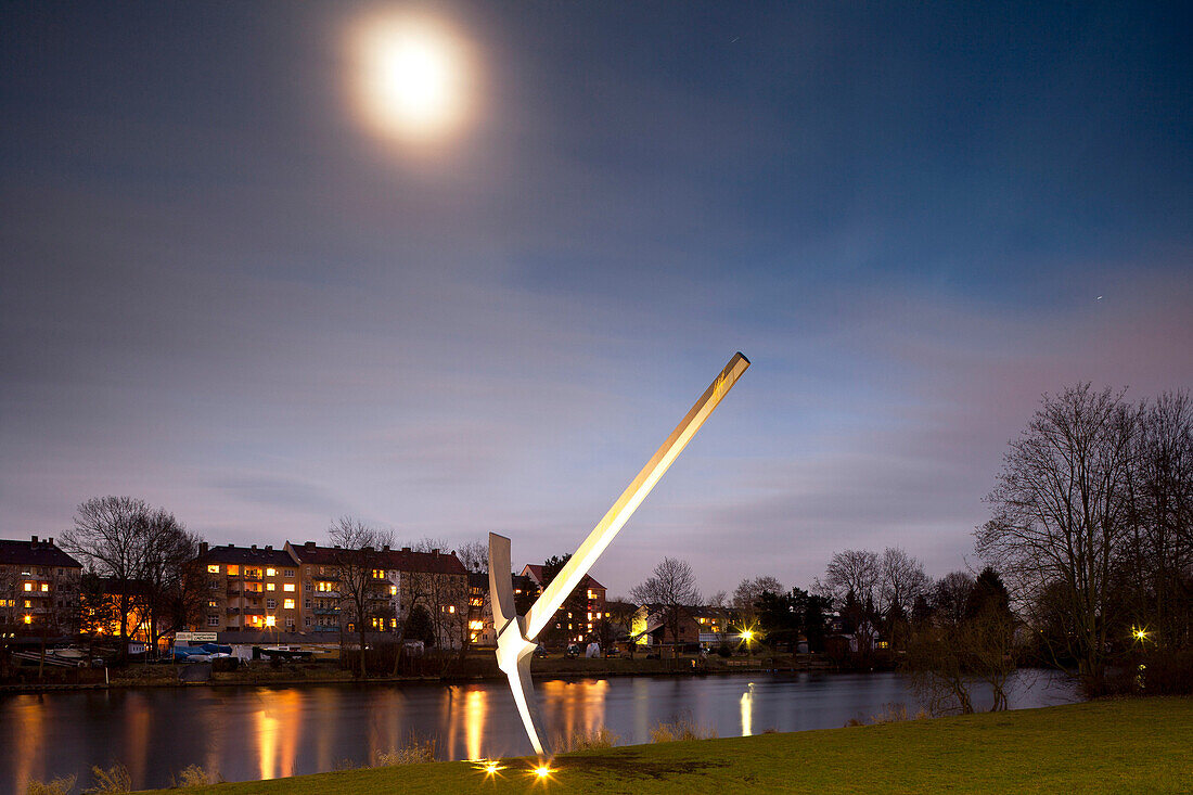 Am Ufer der Fulda, mit Kunstwerk Spitzhacke, das der Künstler Claes Oldenburg anlässlich der documenta 7 im Jahr 1982 erschaffen hat, Kassel, Hessen, Deutschland, Europa