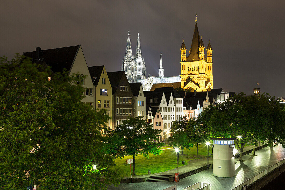 Blick auf die Altstadt, Heumarkt mit Dom und Groß St. Martin bei Nacht, Köln, Nordrhein-Westfalen, Deutschland, Europa