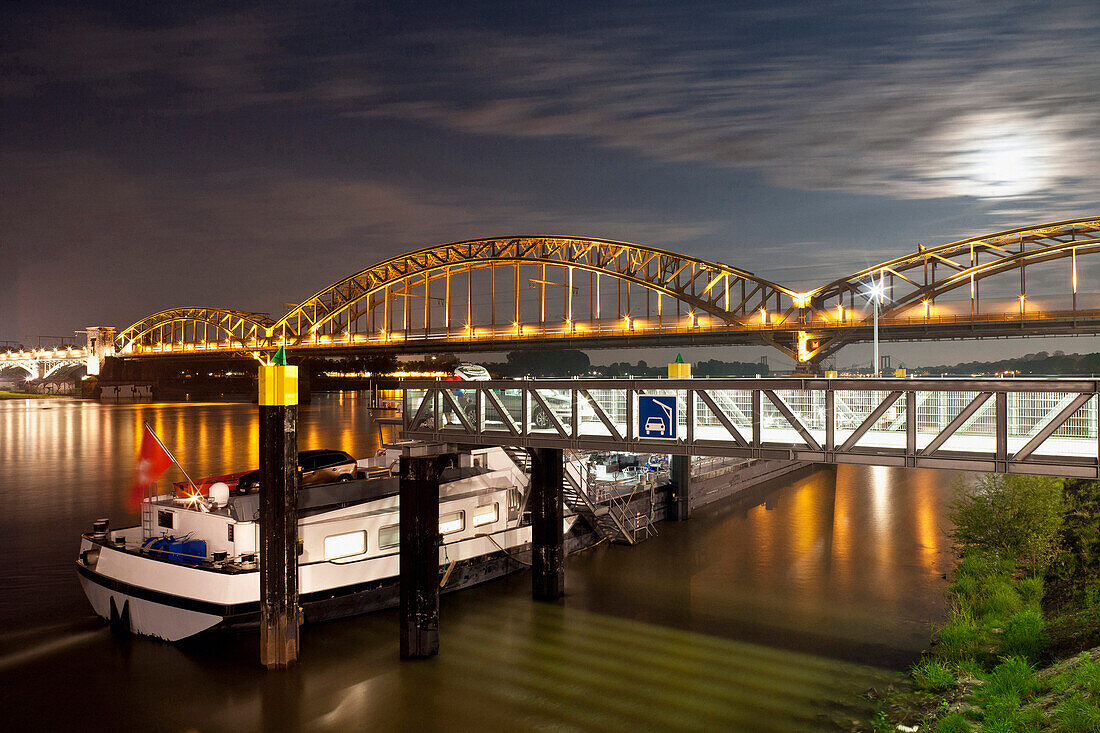 Railway bridge across the river Rhine, Cologne, North Rhine-Westfalia, Germany, Europe