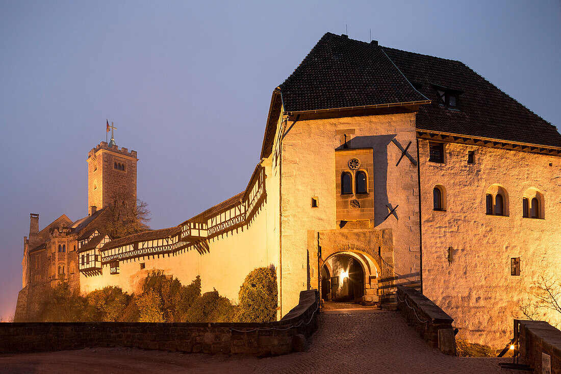 Wartburg in Eisenach, Während seines Exils auf der Wartburg übersetzte Martin Luther das Neue Testament ins deutsche. 1999 wurde die Wartburg UNESCO Weltkulturerbe, Eisenach, Thüringen, Deutschland, Europa