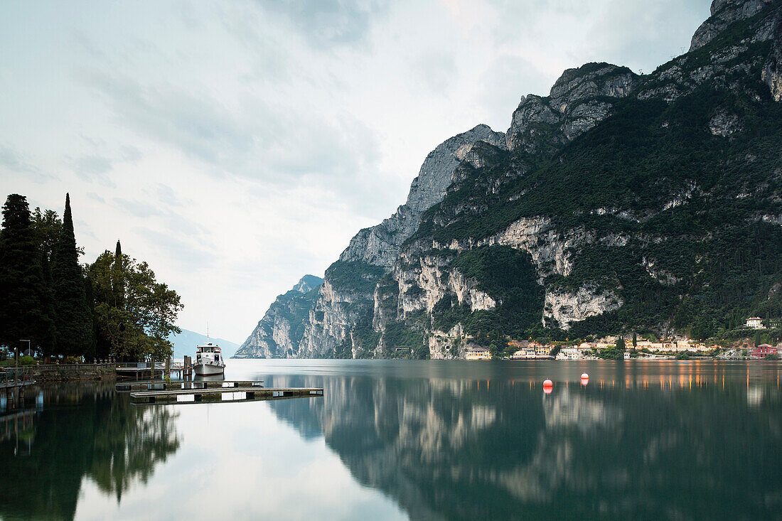 Der Gardasee bei Riva del Garda, Trentino, Italien, Europa