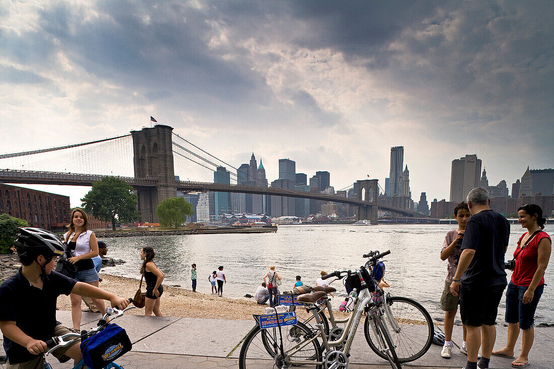 Brooklyn Bridge (ursprünglich New York and Brooklyn Bridge), ist eine der ältesten Hängebrücken in den USA. Sie überspannt den East River und verbindet die Stadtteile Manhattan und Brooklyn miteinander, im Hintergrund Skyline Manhattan, New York, New York