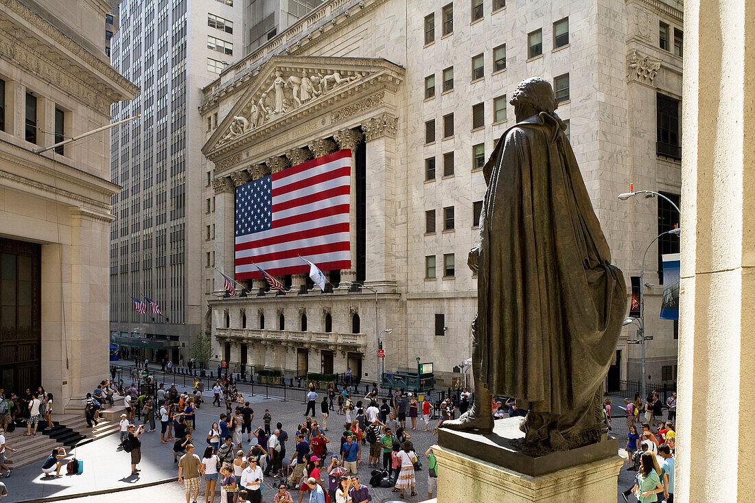 New York Stock Exchange mit US Flag, Financial district, Statue of George Washington in the foreground, Midtown Manhattan, New York City, New York, North America, USA