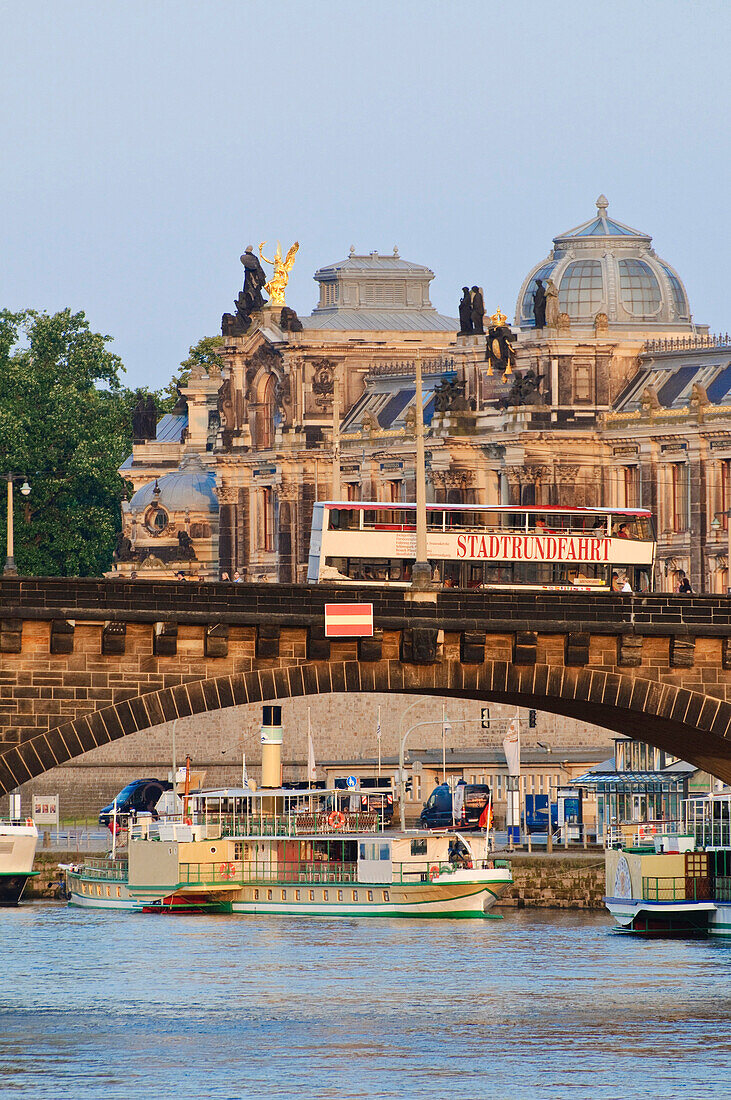 Augustusbrücke, Kunstakademie und die Schiffe der weiße Flotte, Elbe, Dresden, Sachsen, Deutschland