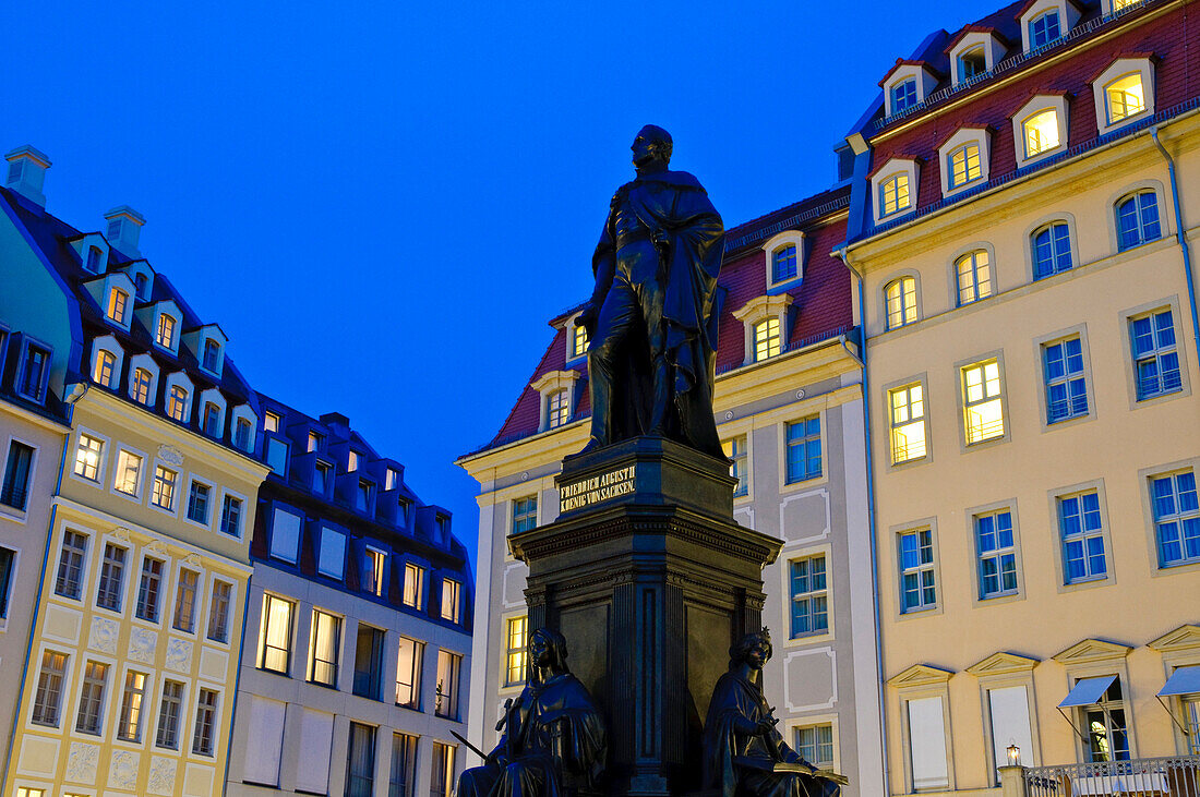 Neumarkt, Hotel de Saxe und Denkmal Friedrich August II in der Dämmerung, Dresden, Sachsen, Deutschland