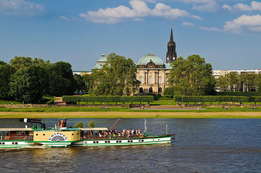 Blick über die Elbe mit Dampfer auf die Neustadt mit japanischem Palais und Dreikönigskirche, Dresden, Sachsen, Deutschland
