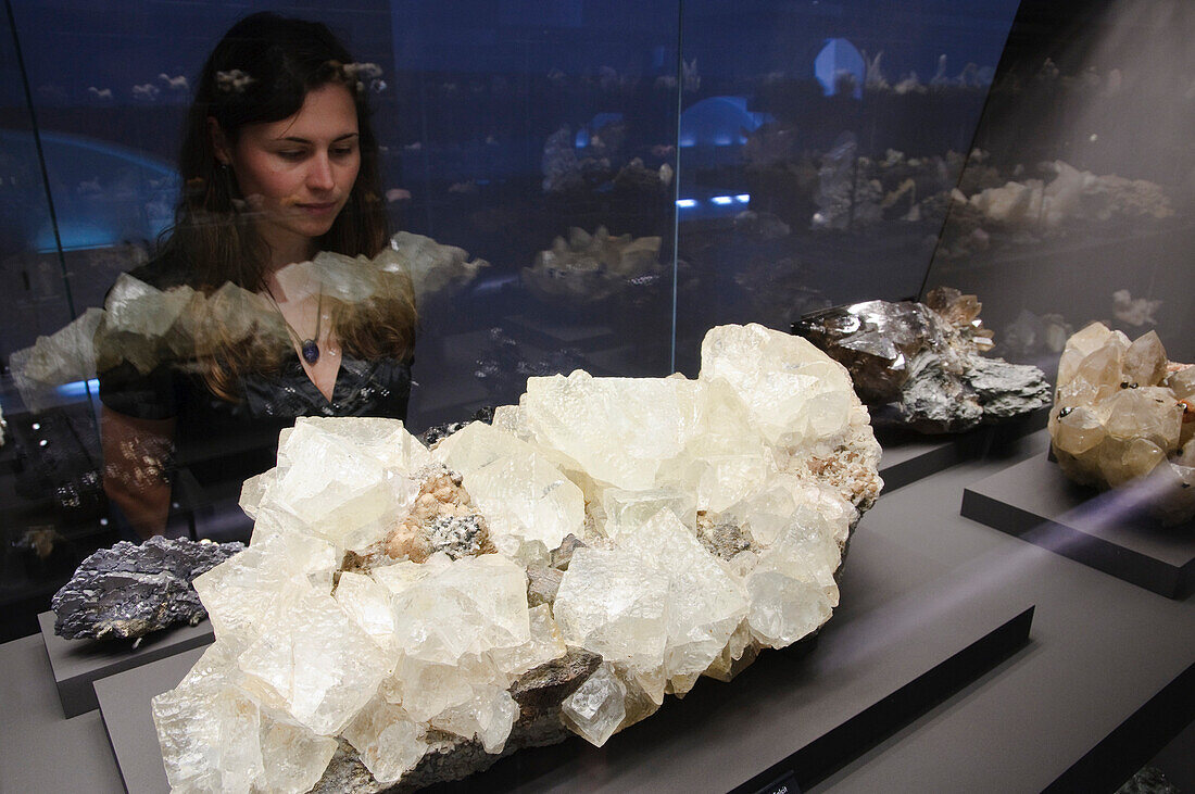 Frau betrachtet Fluorit mit Pyrrhotin und Calcit in der Mineralienausstellung terra mineralia, Freiberg, Sachsen, Deutschland, Europa