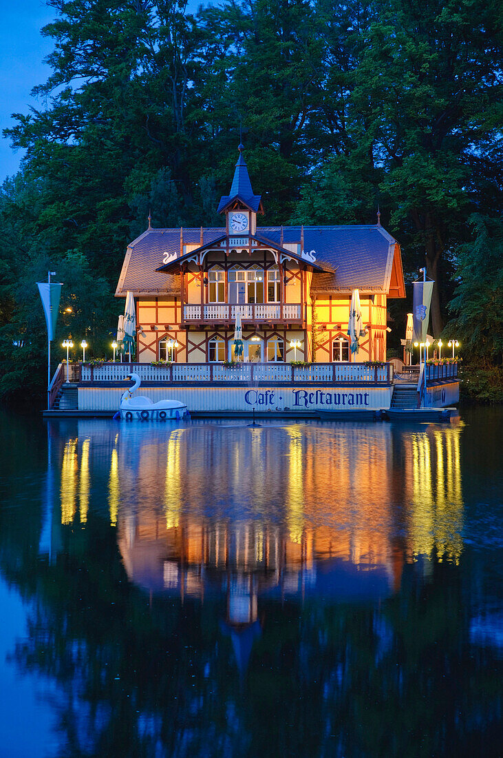 Das beleuchtete Restaurant Schwanenschlösschen in der Abenddämmerung, Freiberg, Sachsen, Deutschland, Europa