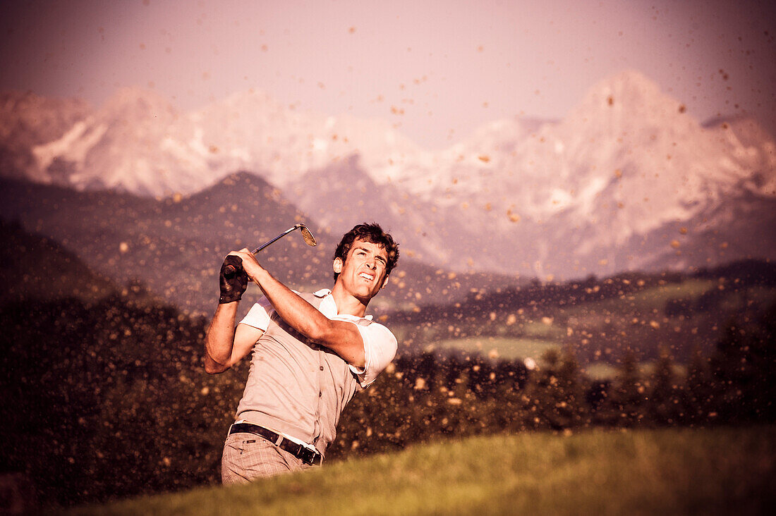 Golfer, Golfplatz in den österreichischen Bergen, Österreich